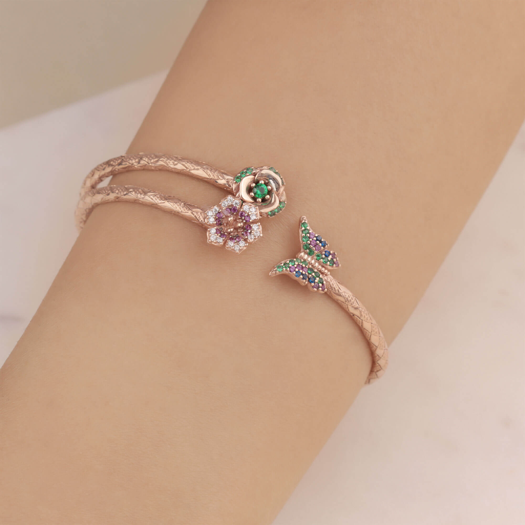 Kelebek ve Çiçek Figürlü Rose Gümüş Bilezik Kelebek ve Çiçek Figürlü Rose Gümüş Bilezik