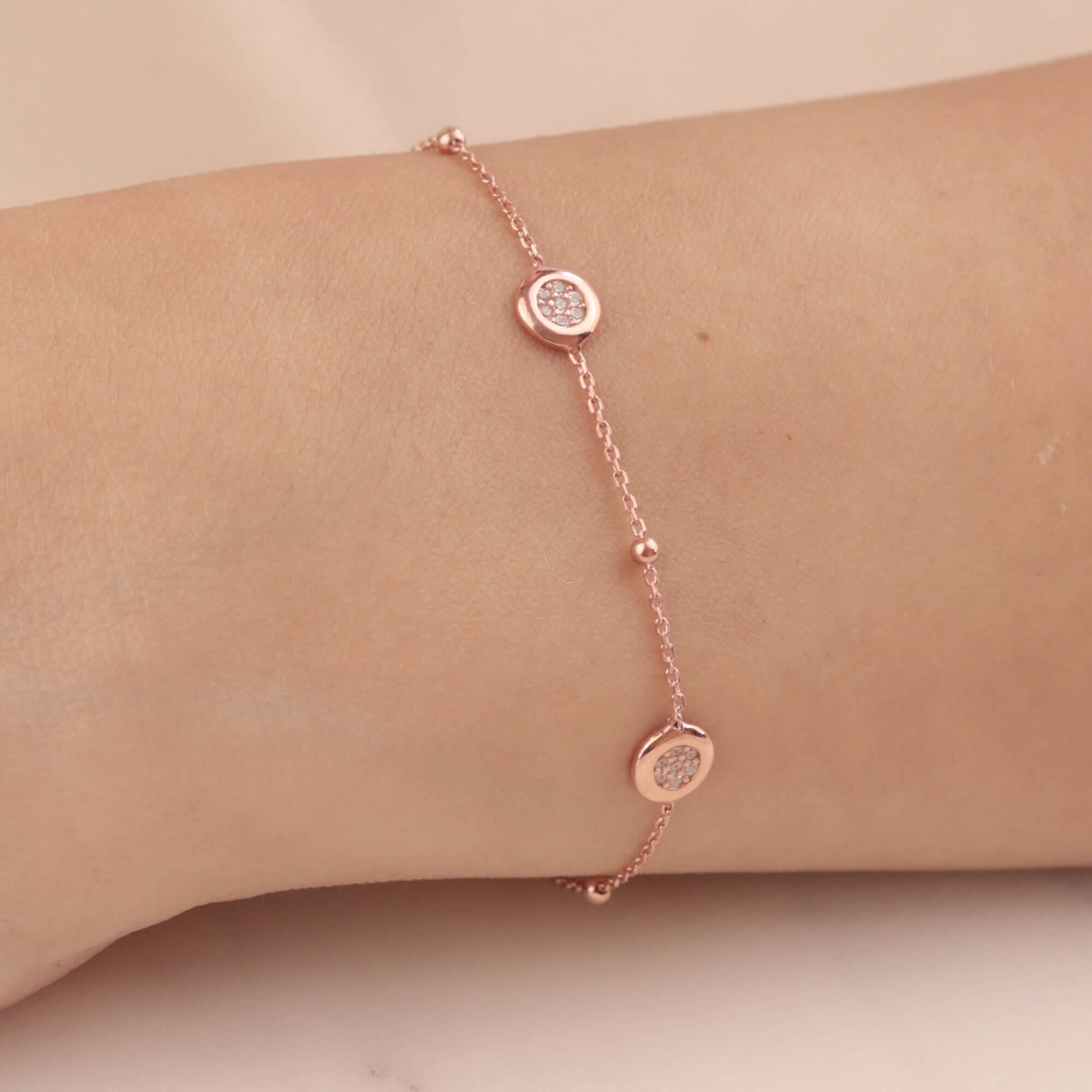 Sıralı Yuvarlak Taşlı Rose Gümüş Bileklik Sıralı Yuvarlak Taşlı Rose Gümüş Bileklik