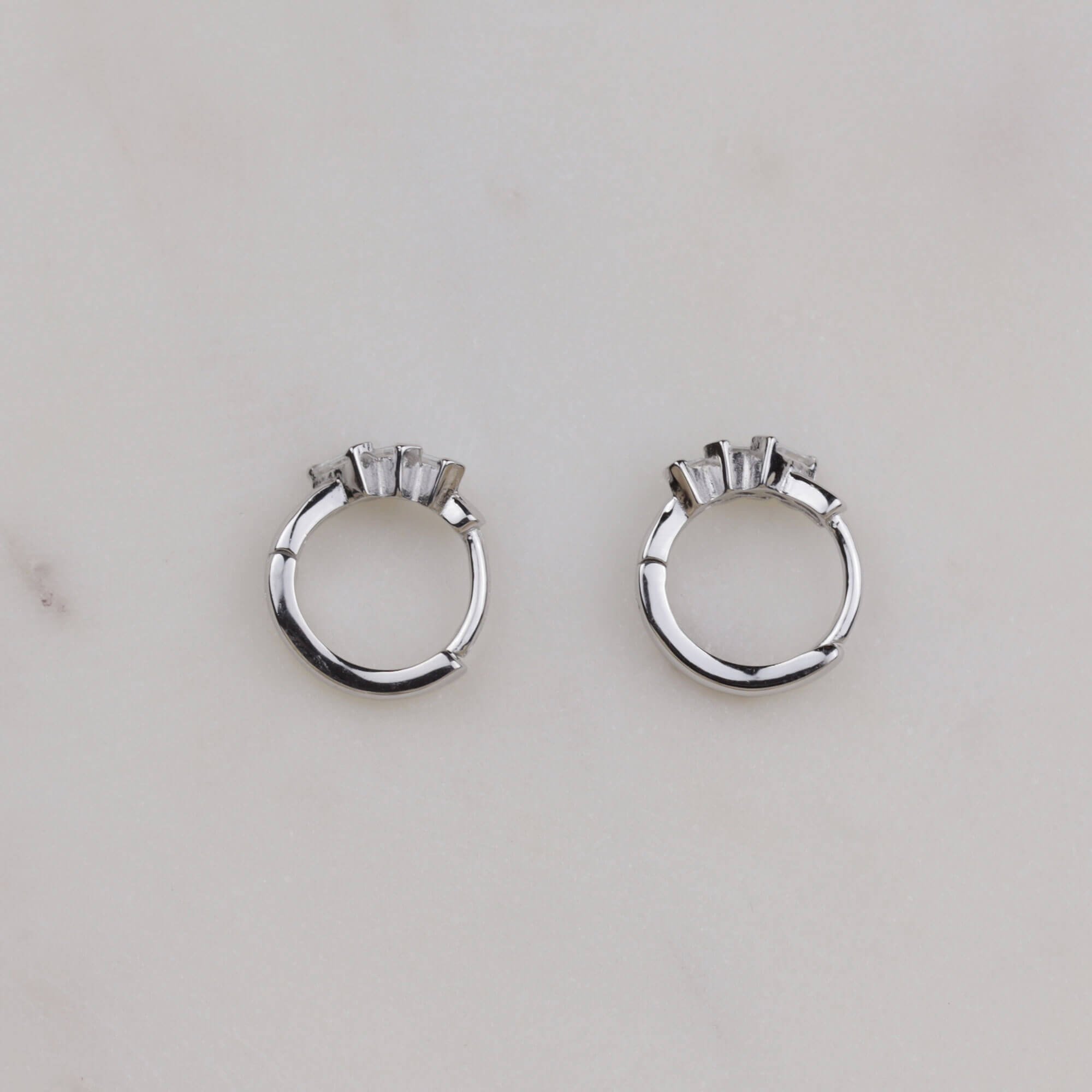 Baget Taşlı Mini Halka Gümüş Küpe (1.2 cm) Baget Taşlı Mini Halka Gümüş Küpe (1.2 cm)