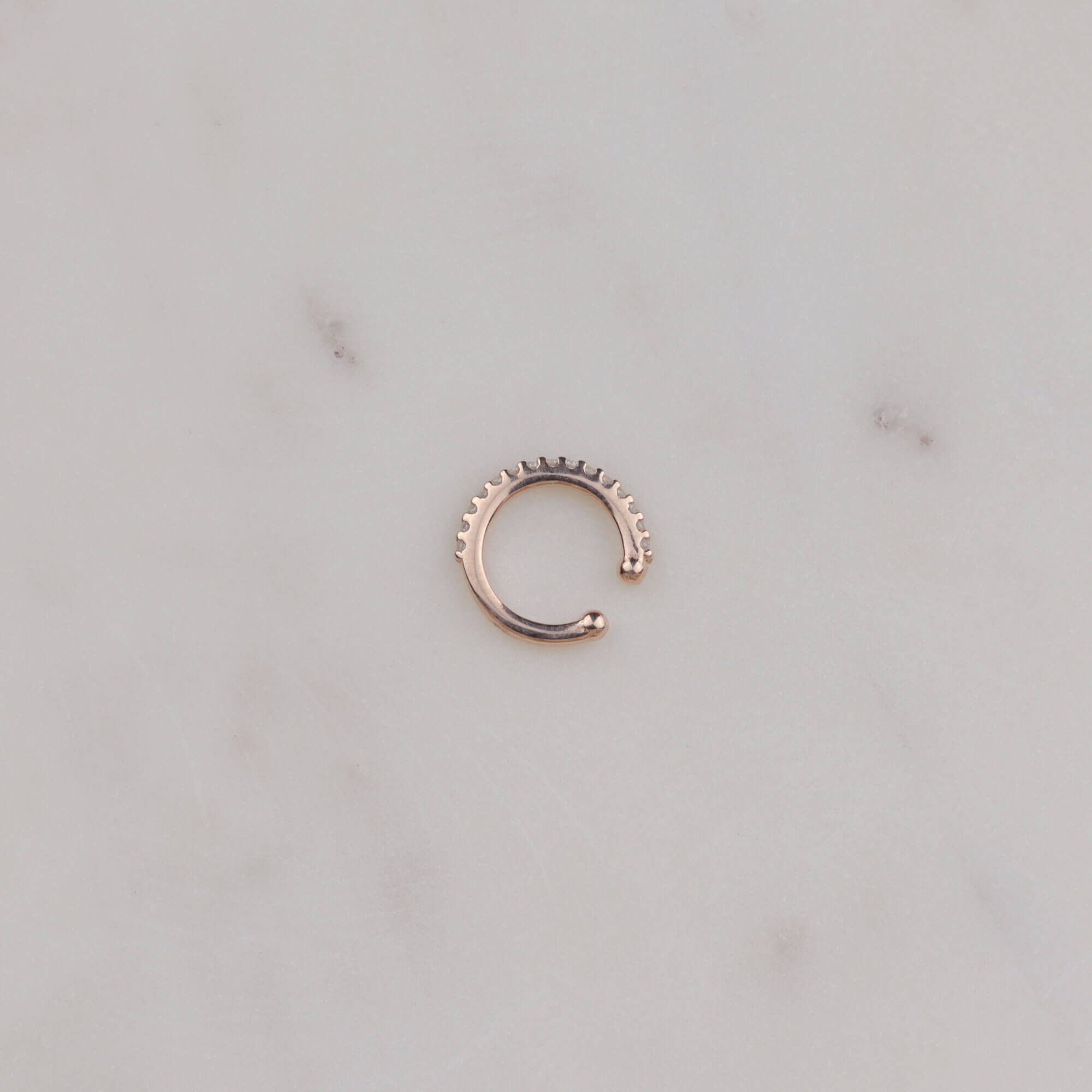 İnce Tek Sıra Taş Kıkırdak Gümüş Küpe (1.2 cm) İnce Tek Sıra Taş Kıkırdak Gümüş Küpe (1.2 cm)