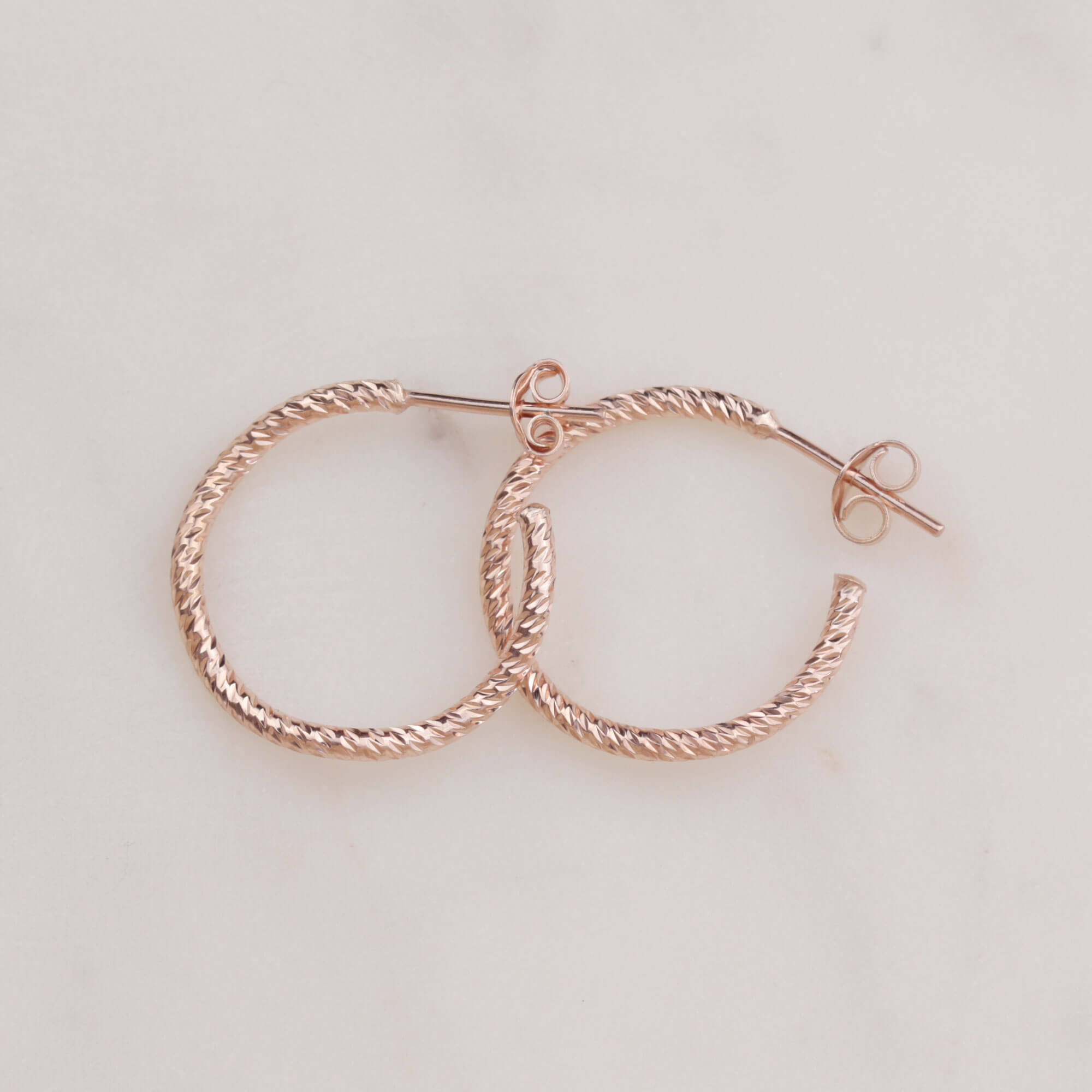 İtalyan Burgu Dalgalı Pimli Halka Gümüş Küpe (2 cm) İtalyan Burgu Dalgalı Pimli Halka Gümüş Küpe (2 cm)