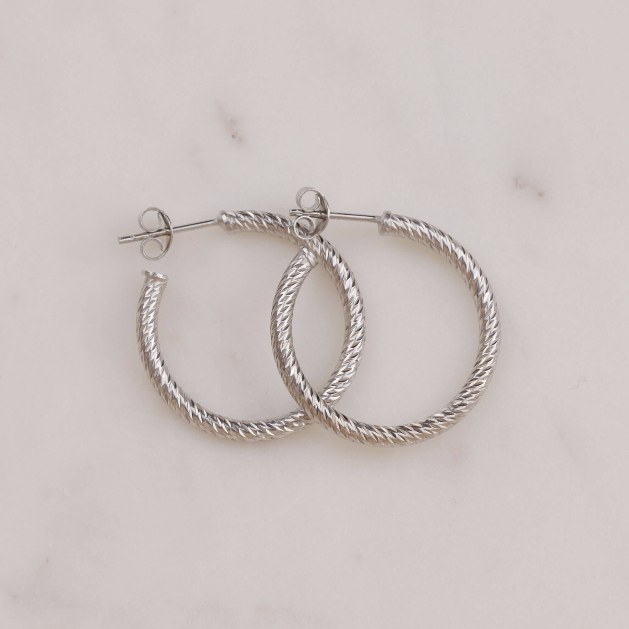 Kalın İtalyan Burgu Pimli Halka Gümüş Küpe (2.5 cm) Kalın İtalyan Burgu Pimli Halka Gümüş Küpe (2.5 cm)