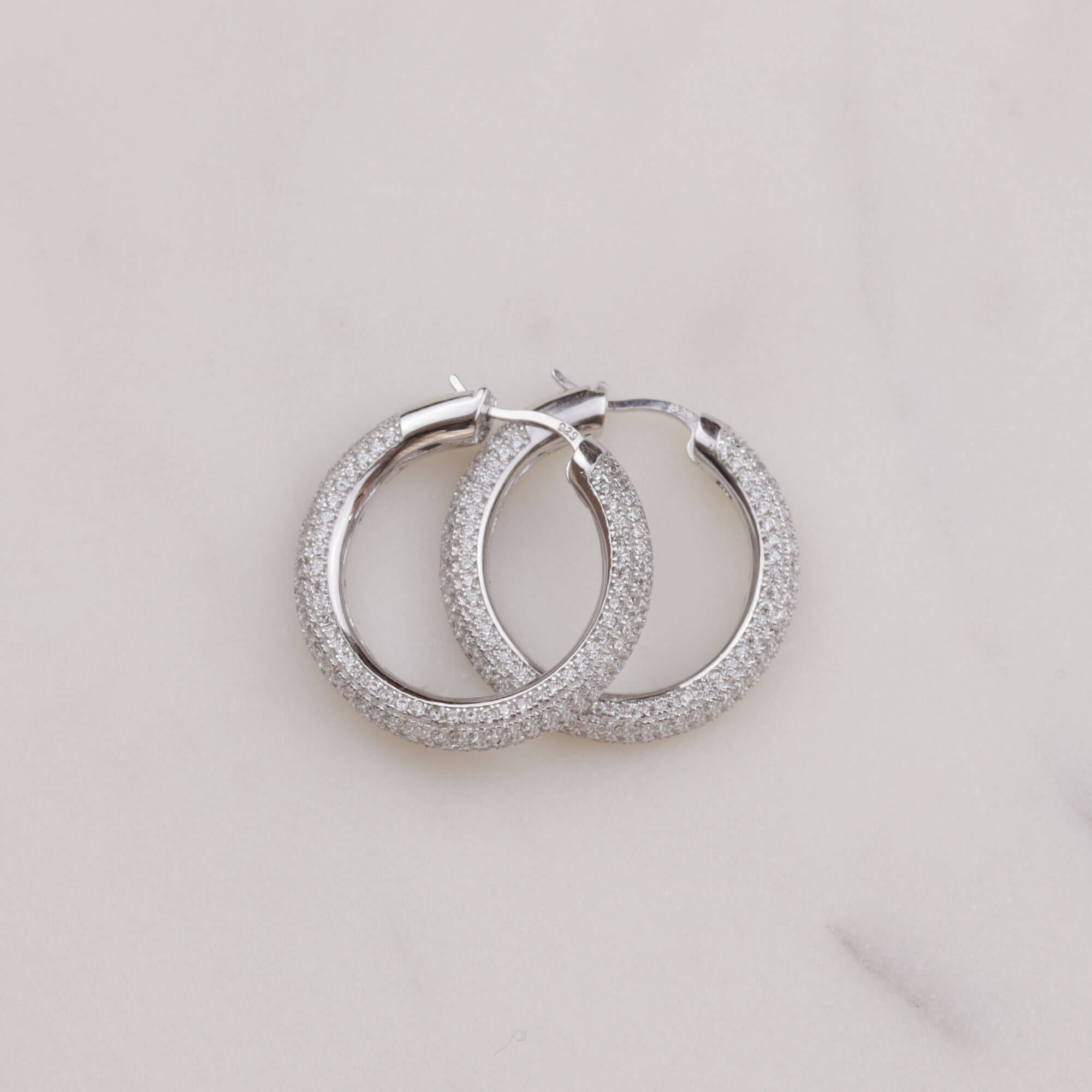 Kalın Tamtur Taşlı Halka Gümüş Küpe (2.4 cm) Kalın Tamtur Taşlı Halka Gümüş Küpe (2.4 cm)