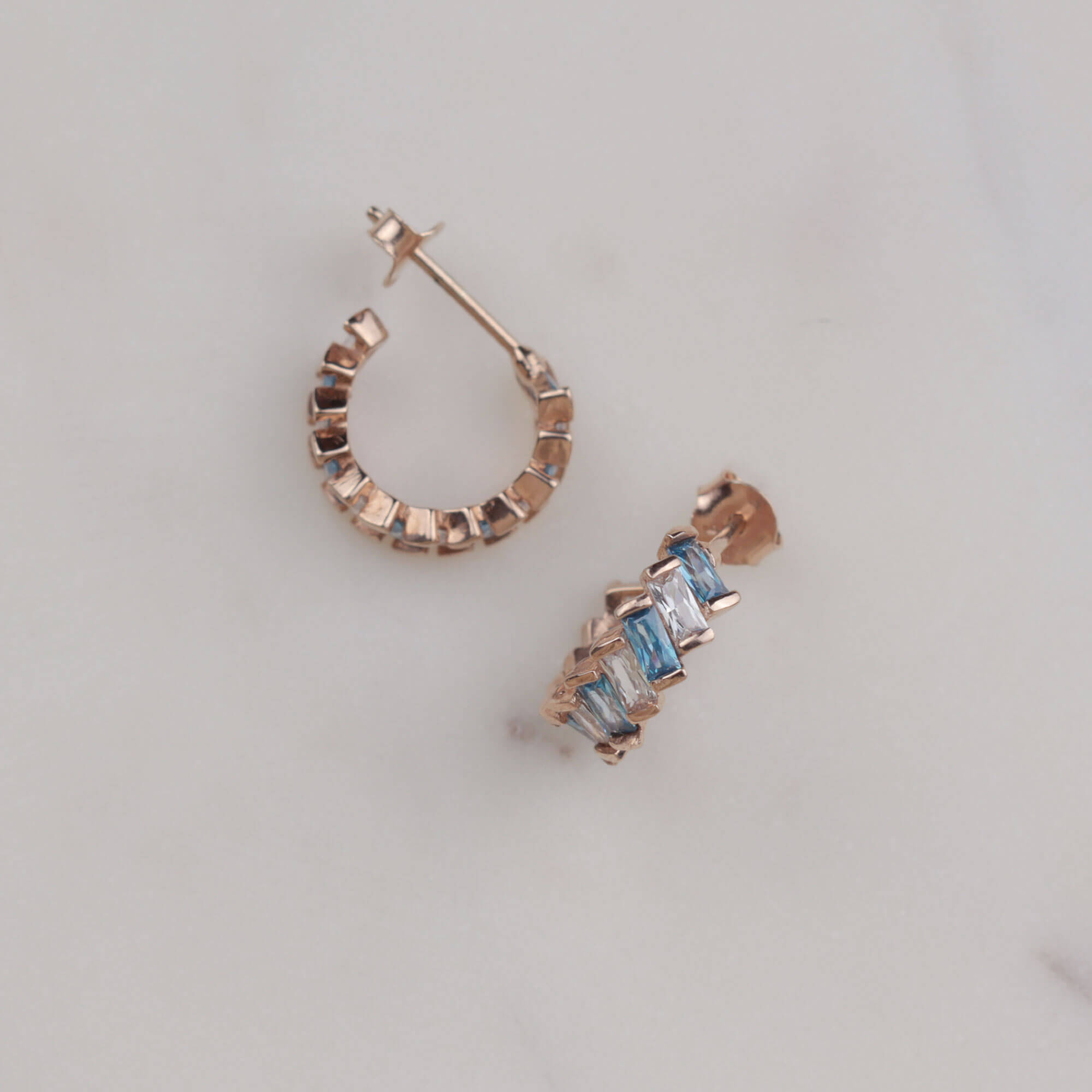 Turkuaz Yarım Halka Baget Gümüş Küpe (1.3 cm) Turkuaz Yarım Halka Baget Gümüş Küpe (1.3 cm)