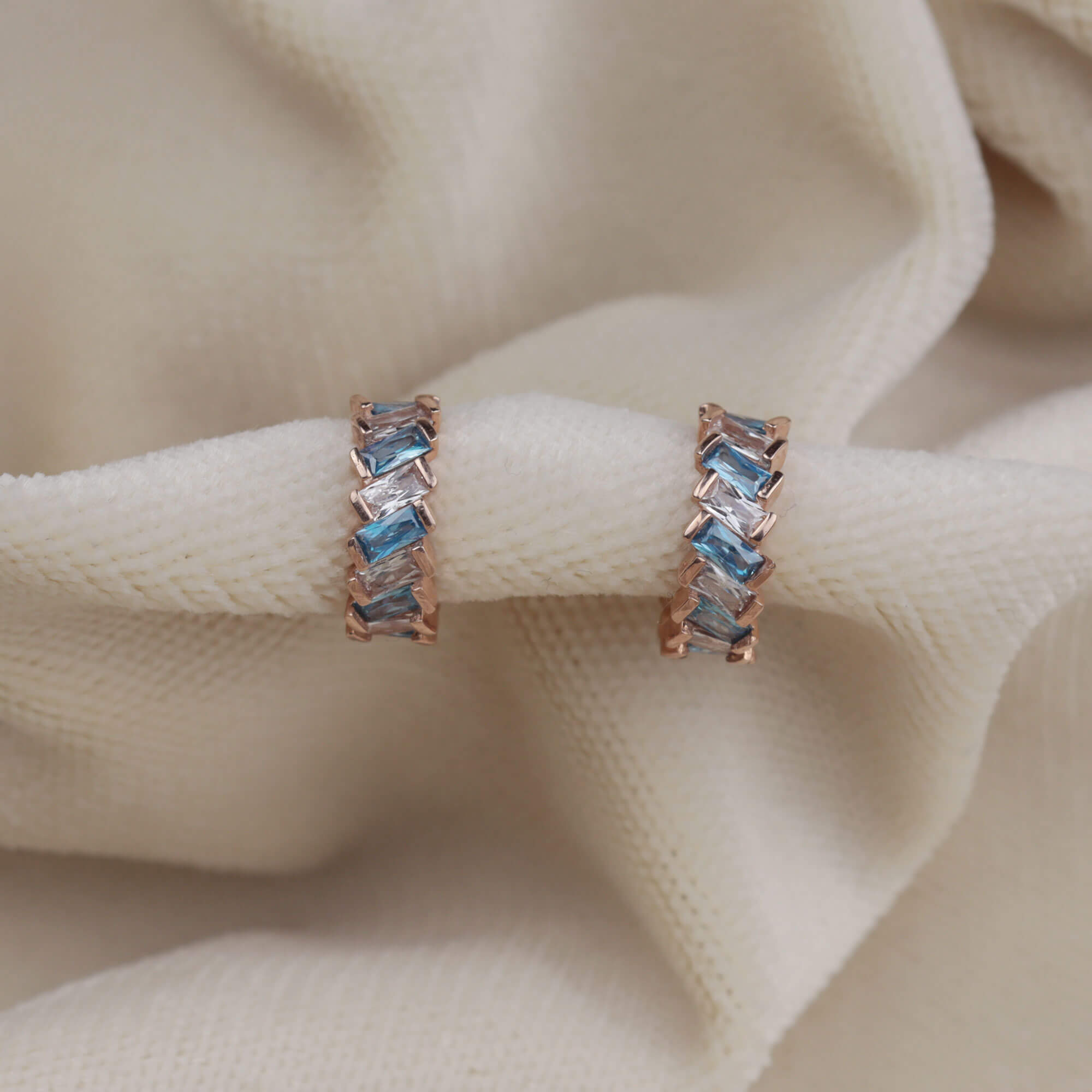 Turkuaz Yarım Halka Baget Gümüş Küpe (1.3 cm) Turkuaz Yarım Halka Baget Gümüş Küpe (1.3 cm)