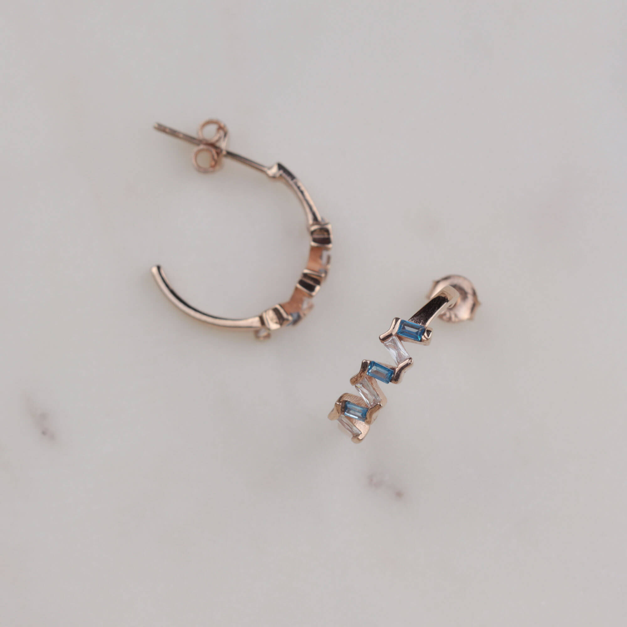 Turkuaz Yarım Halka Zig Zag Bagetli Gümüş Küpe (2 cm) Turkuaz Yarım Halka Zig Zag Bagetli Gümüş Küpe (2 cm)