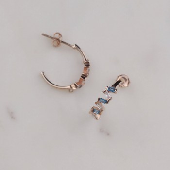 Turkuaz Yarım Halka Zig Zag Bagetli Gümüş Küpe (2 cm)